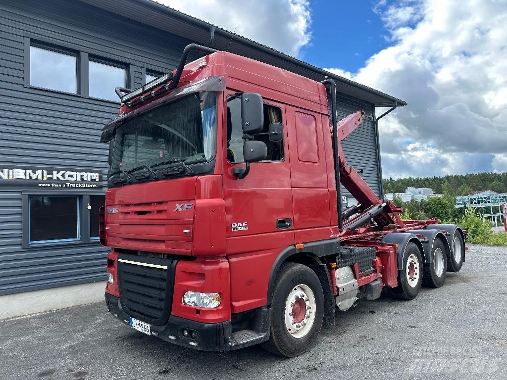 DAF XF105.410 8x2 Rol kiper kamioni s kukama za dizanje