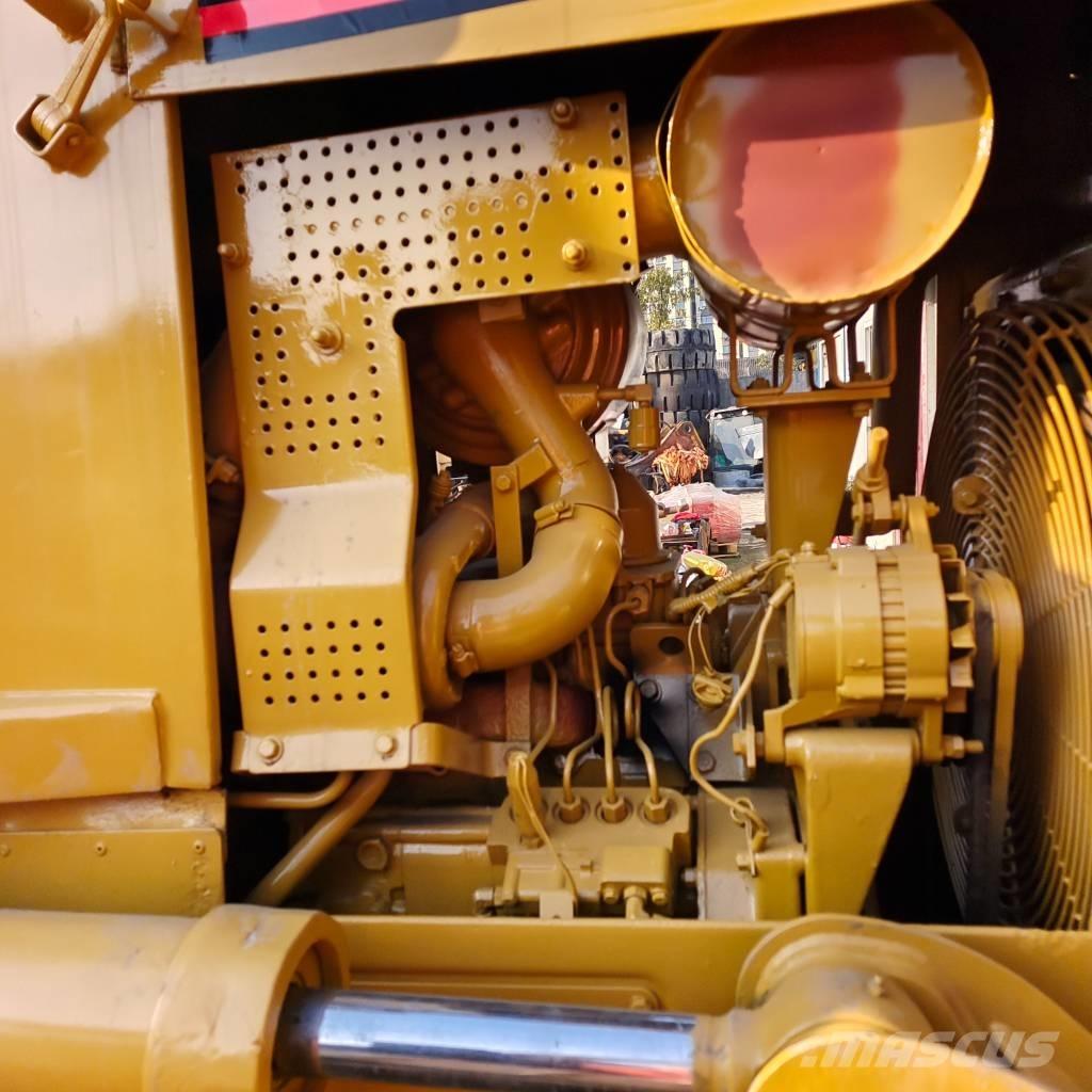 CAT D 6 M Buldožeri gusjeničari