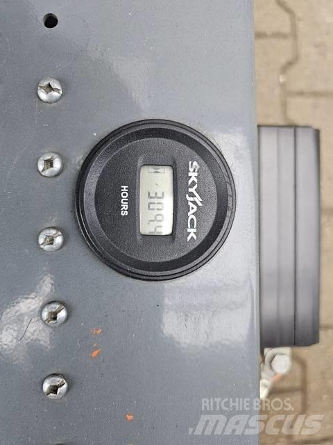 SkyJack SJIII 4632, Škaraste platforme