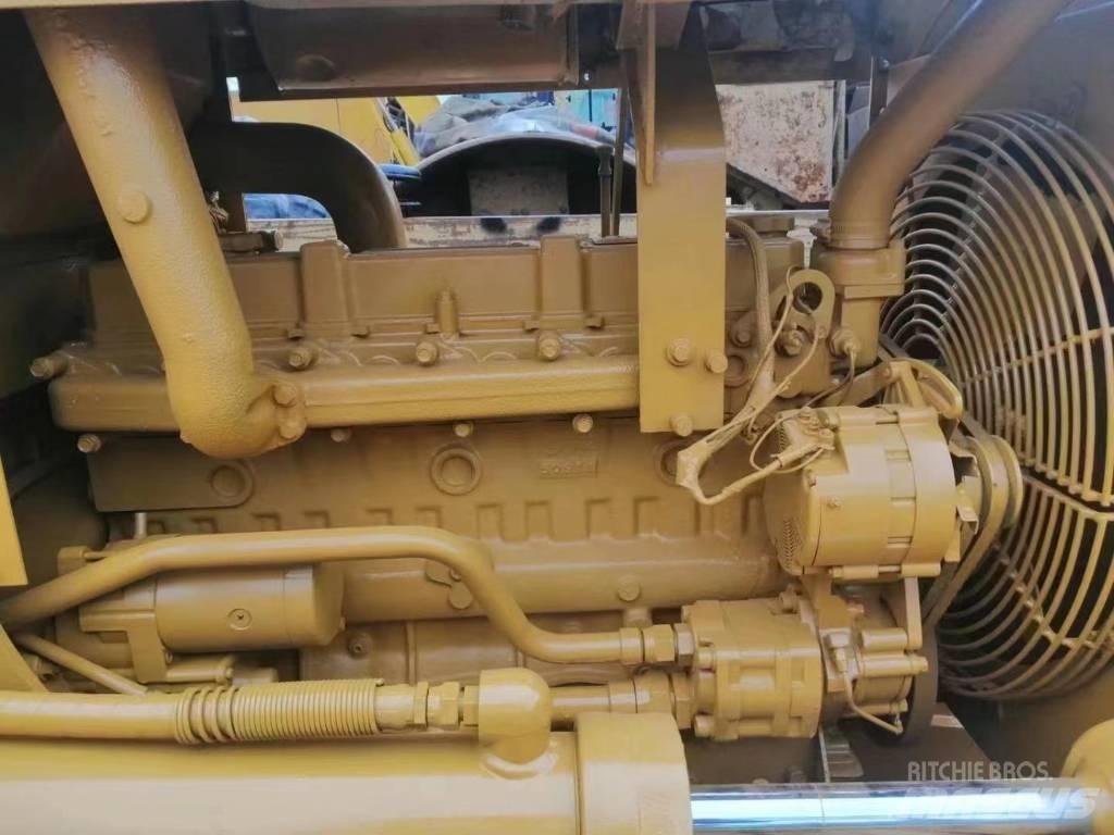 CAT D 4 C Buldožeri gusjeničari