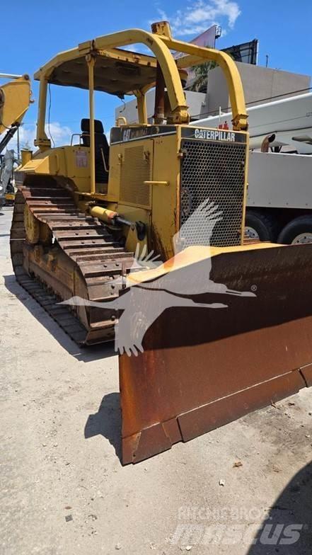 CAT D6M Buldožeri gusjeničari