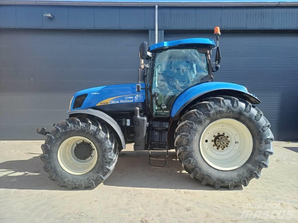 New Holland T7030AC Traktori