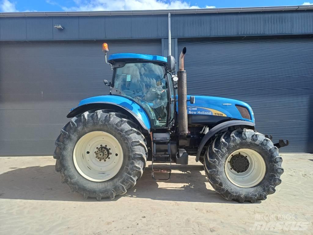 New Holland T7030AC Traktori