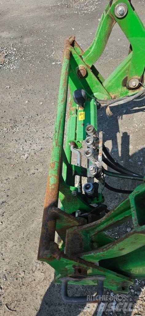 John Deere 6215R Traktori