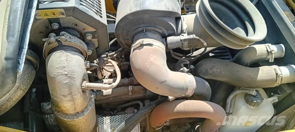 Komatsu WB 93 S-8 Utovarni rovokopači