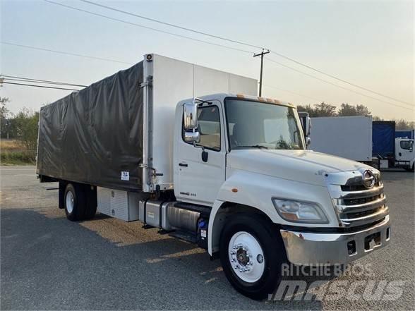 Hino 338 Kamioni sa ceradom