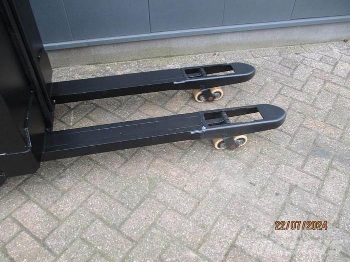 BT SWE 080L Ručni električni viličar