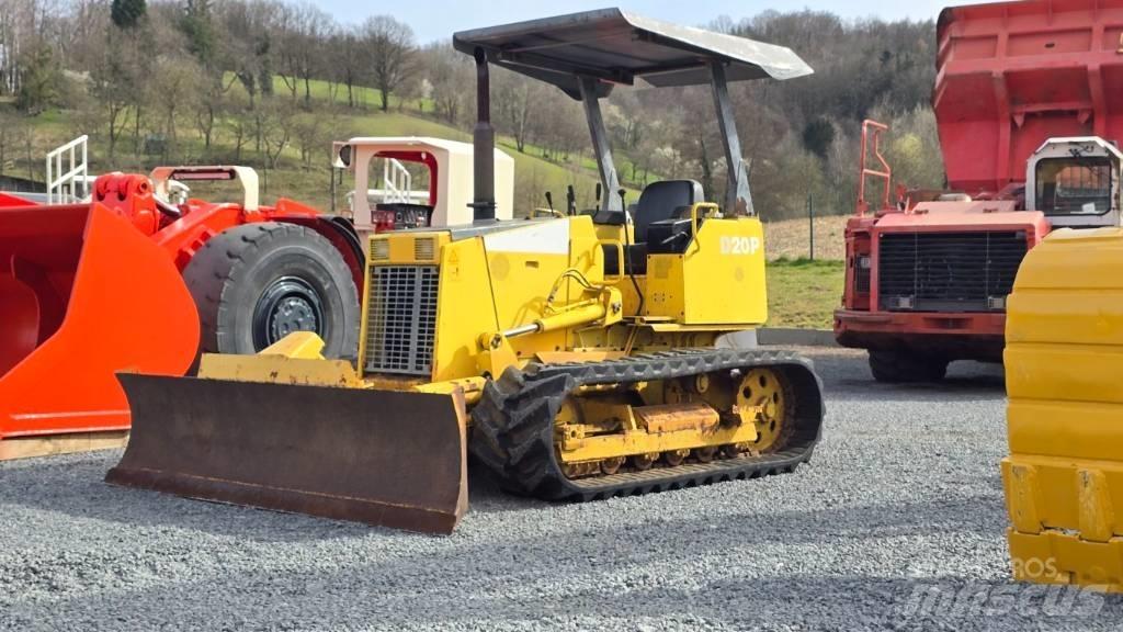 Komatsu D20P-7 Buldožeri gusjeničari