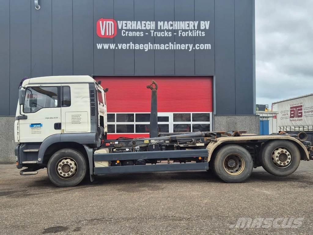 MAN 26 430 Rol kiper kamioni s kukama za dizanje