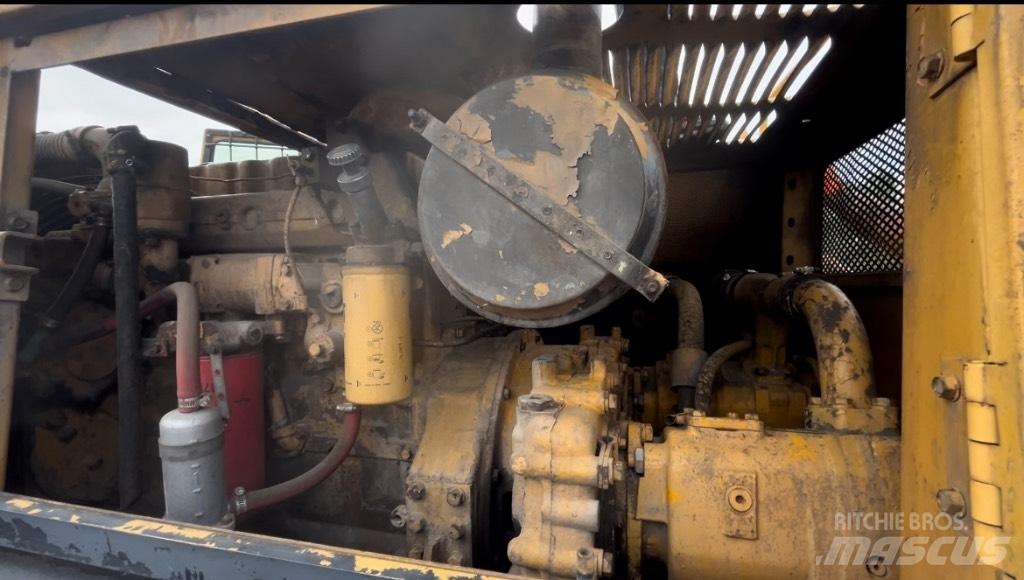 CAT 215 Bageri gusjeničari