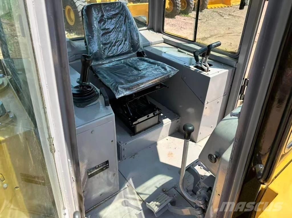 CAT D 6 G Buldožeri gusjeničari