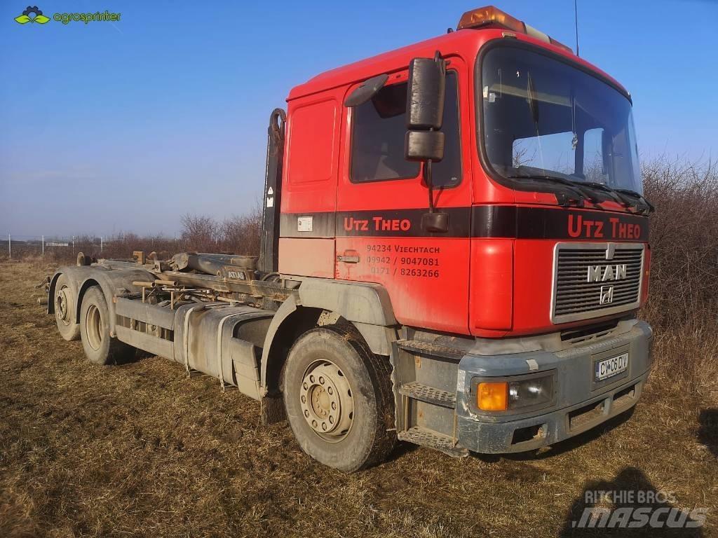 MAN F2001 Rol kiper kamioni s kukama za dizanje