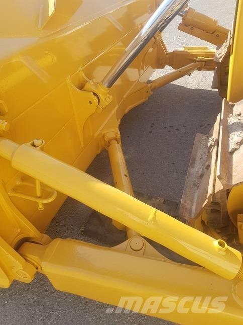 Komatsu D65EX-15 Buldožeri gusjeničari