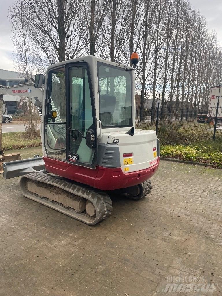 Takeuchi TB 235 Mini bageri <7t