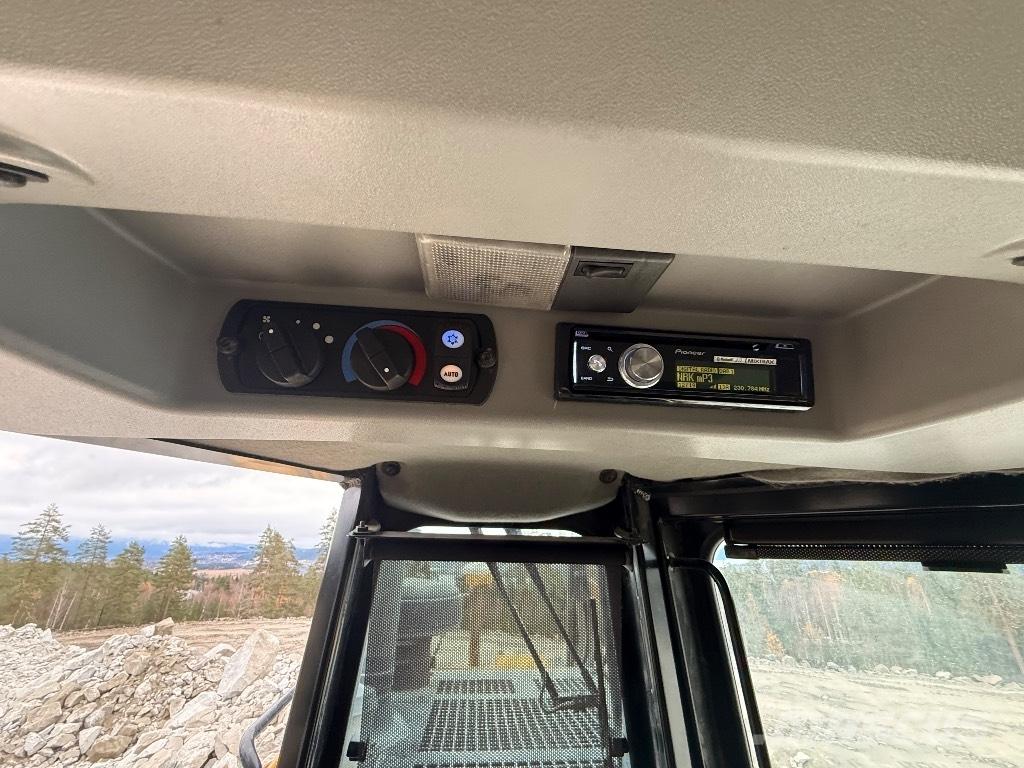 CAT D 8 T Buldožeri gusjeničari