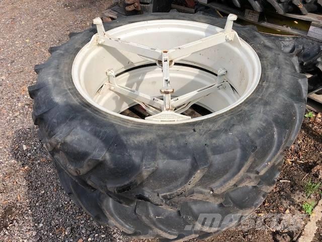 Pirelli 13.6 R38 Gume, kotači i naplatci