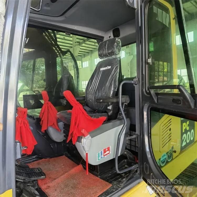 Komatsu PC200-8 Bageri gusjeničari