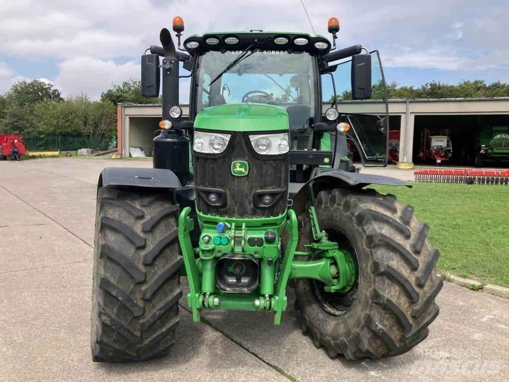 John Deere 6215R Traktori