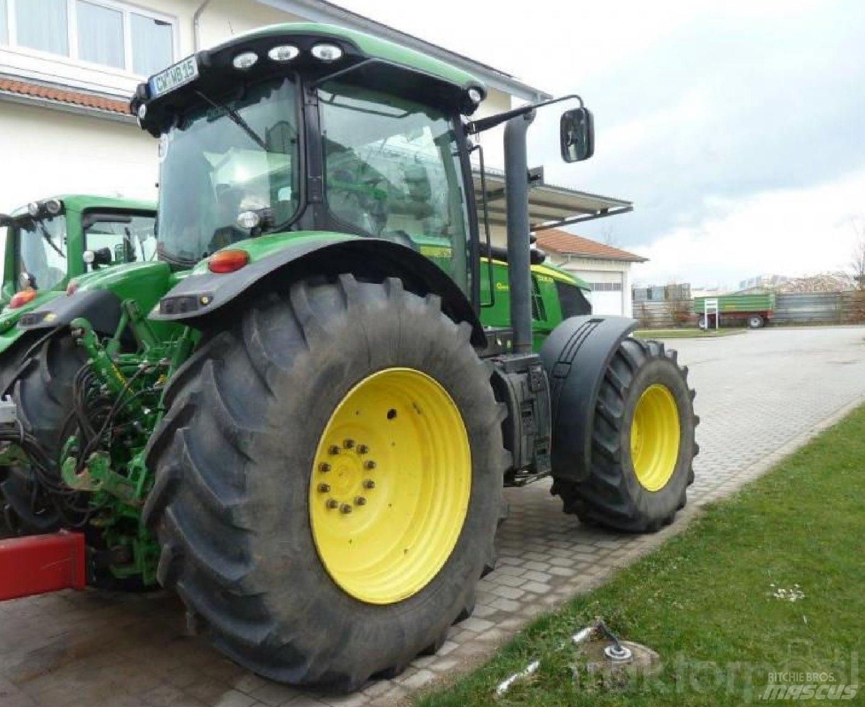 John Deere 7230R Traktori