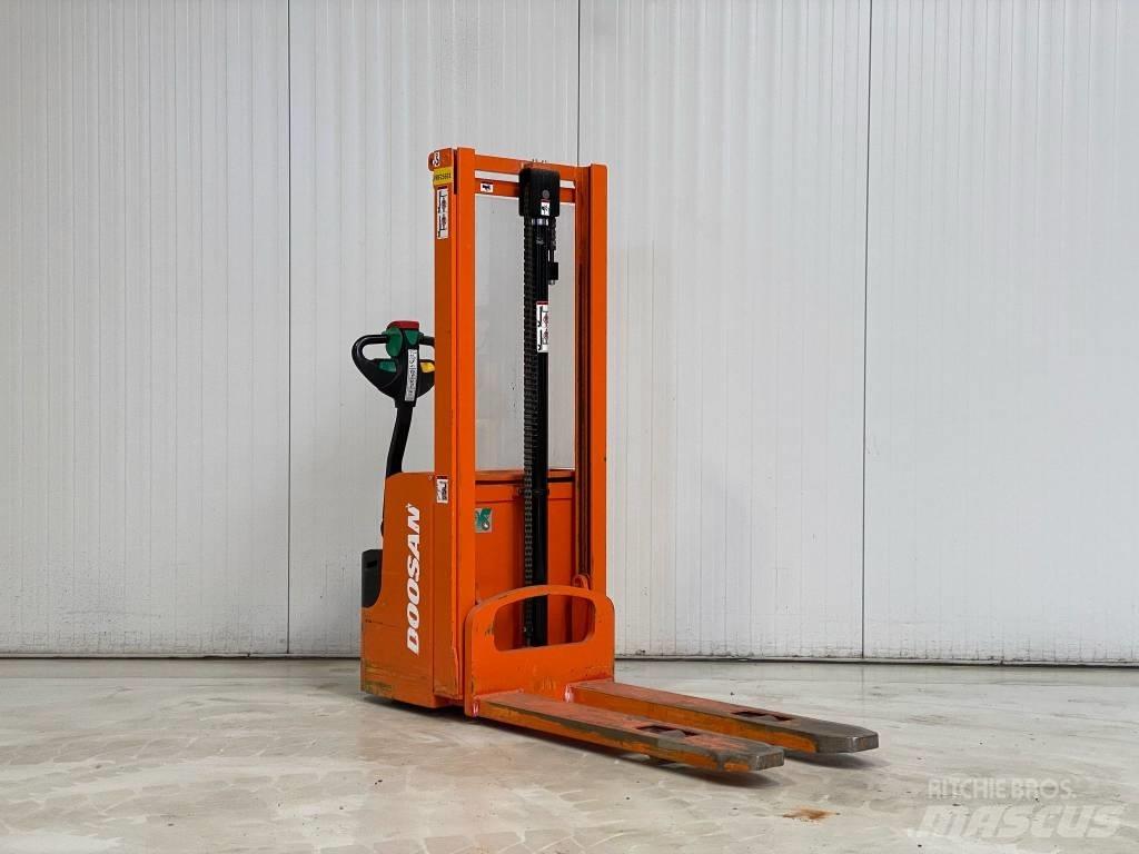 Doosan LEDS12.5C Ručni električni viličar