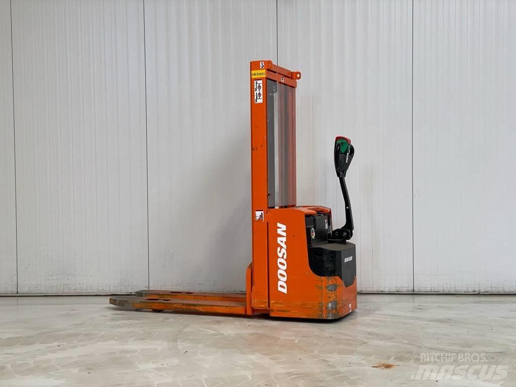 Doosan LEDS12.5C Ručni električni viličar