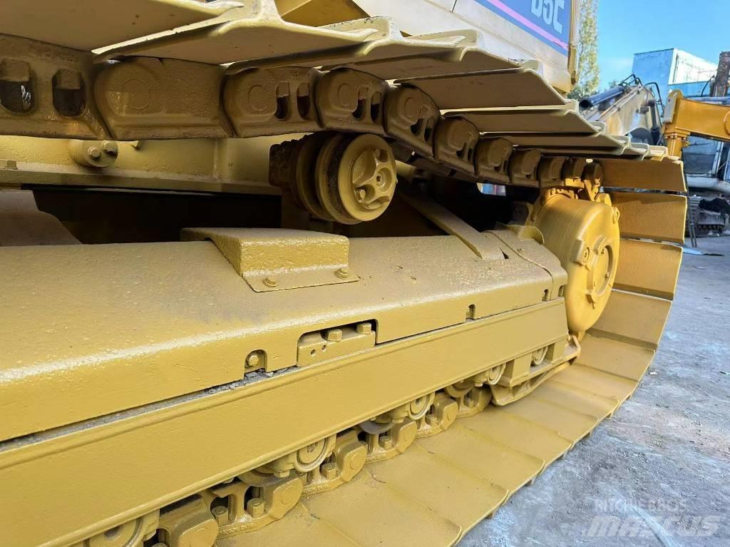 CAT D 5 C Buldožeri gusjeničari