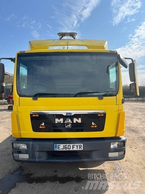 MAN 7.150 Kamioni s ravnim pločom / vitlom