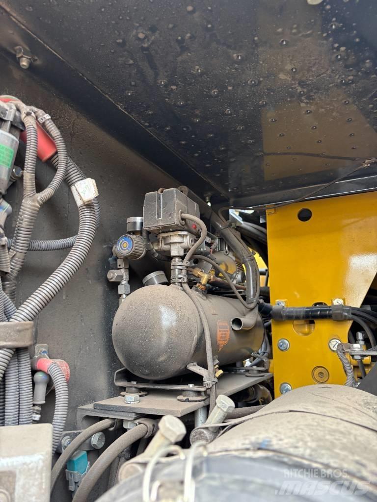 Komatsu PW180-11 Bageri na kotačima