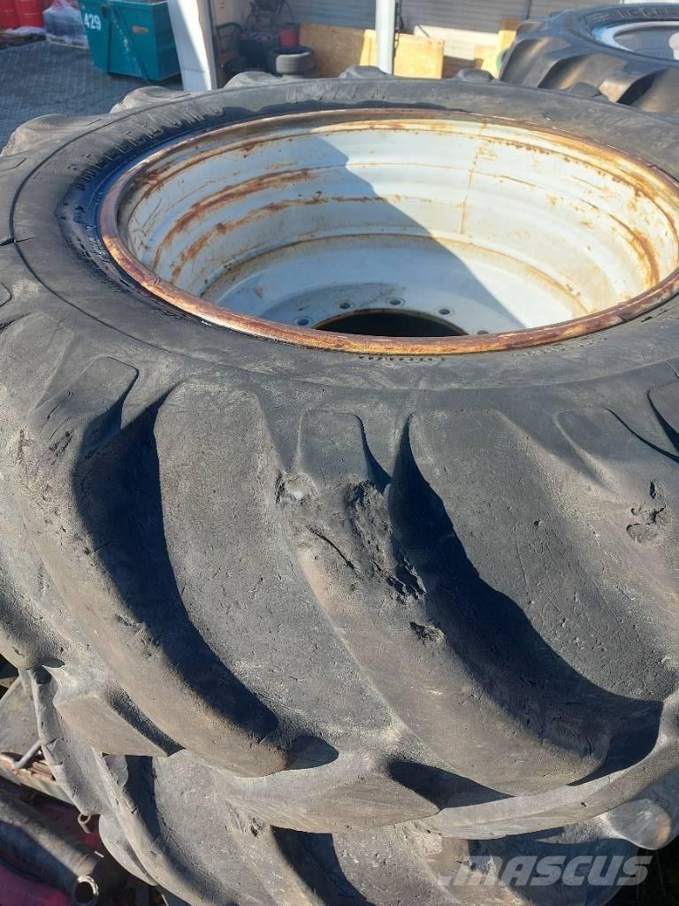 Komatsu 901 Gume, kotači i naplatci