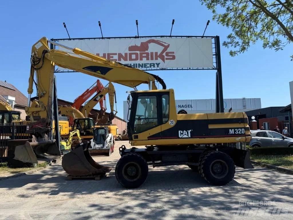 CAT M320 2001 Bageri na kotačima