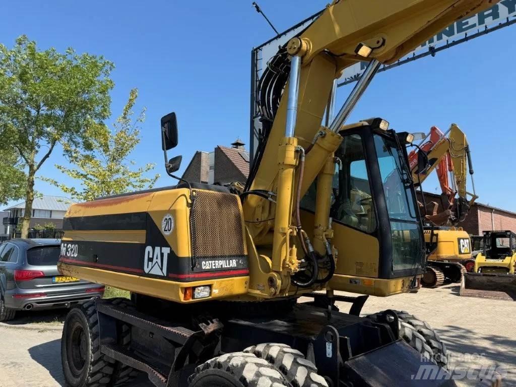 CAT M320 2001 Bageri na kotačima
