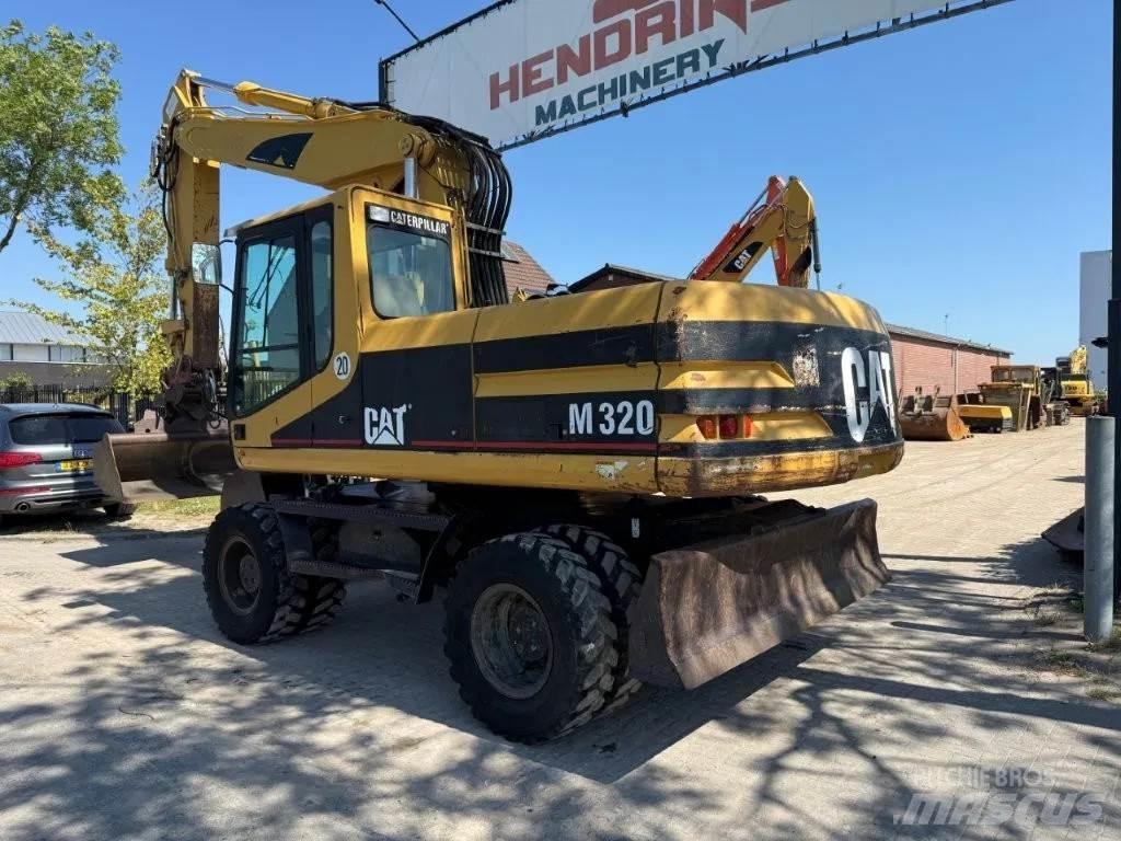 CAT M320 2001 Bageri na kotačima