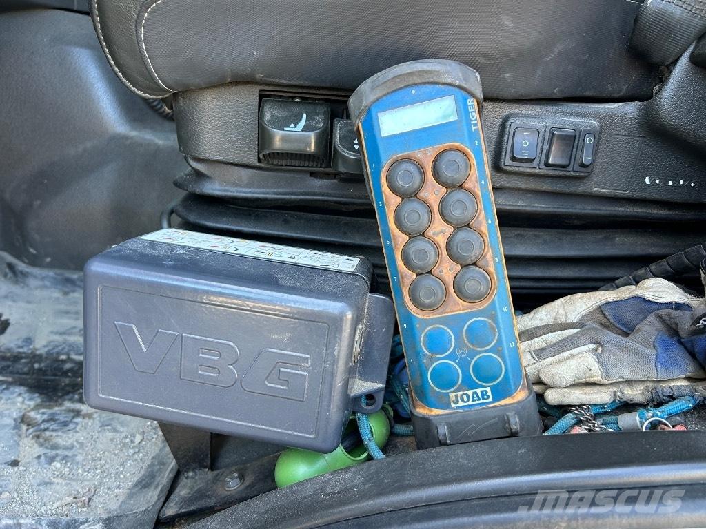 Volvo FMX 540 Rol kiper kamioni s kukama za dizanje