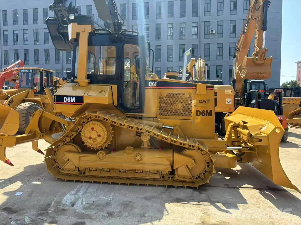 CAT D 6 M Buldožeri gusjeničari