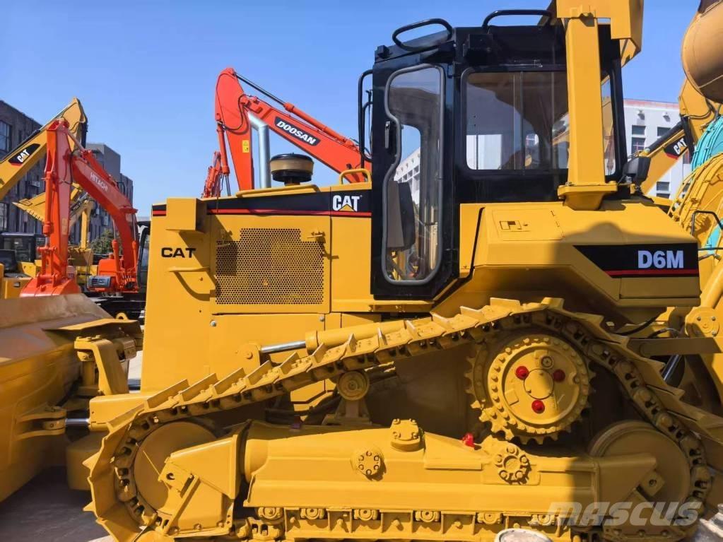 CAT D 6 M Buldožeri gusjeničari