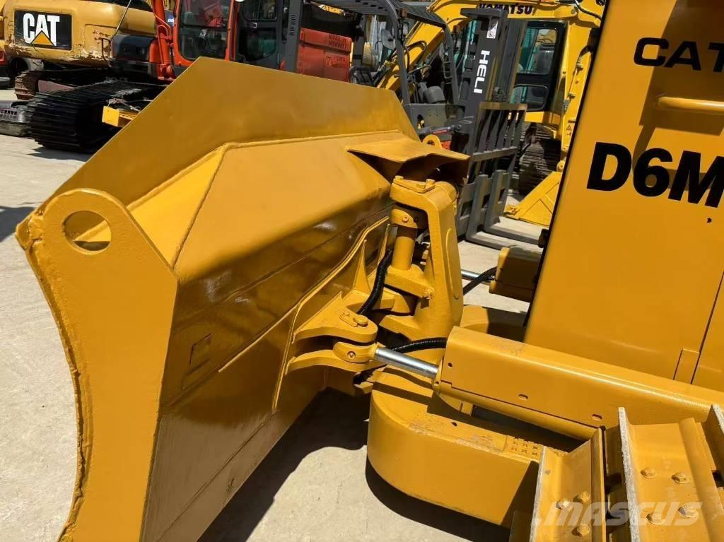 CAT D 6 M Buldožeri gusjeničari