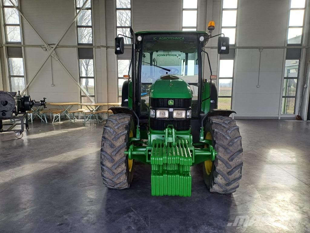 John Deere 5100 R Traktori