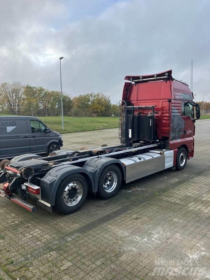 MAN TGX 26.510 Rol kiper kamioni s kukama za dizanje