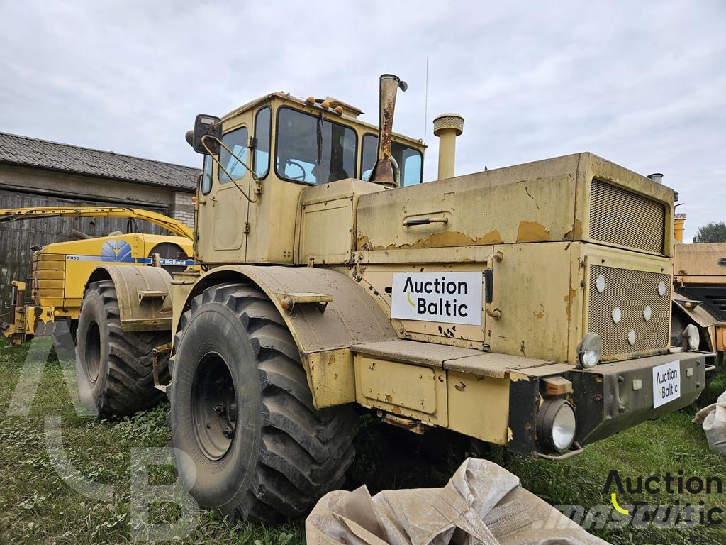  Kirovec K-701 Traktori