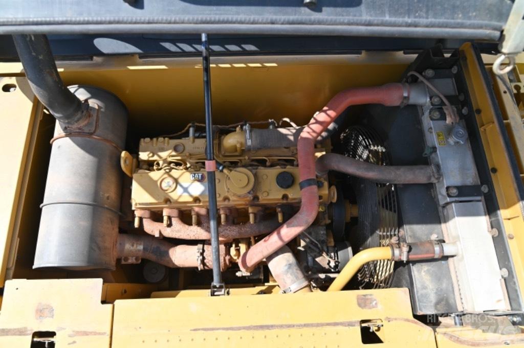 CAT 323D3 Bageri na kotačima