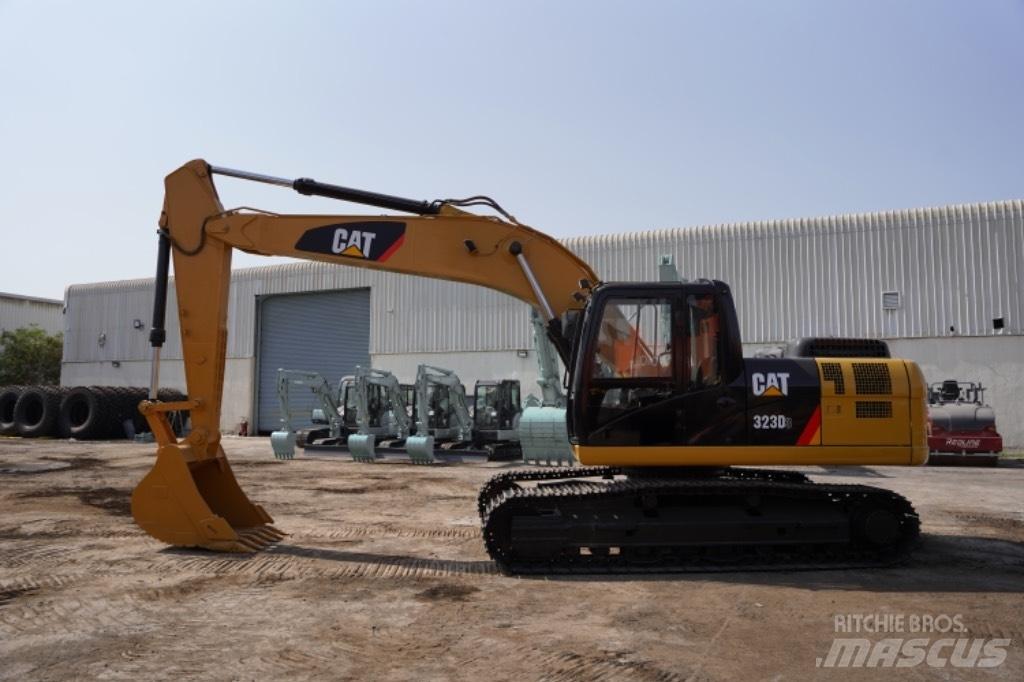 CAT 323D3 Bageri na kotačima