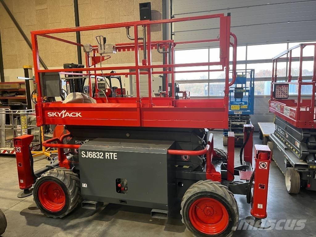 SkyJack SJ 6832 RTE Škaraste platforme