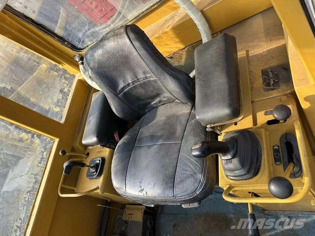 CAT D5C Buldožeri gusjeničari