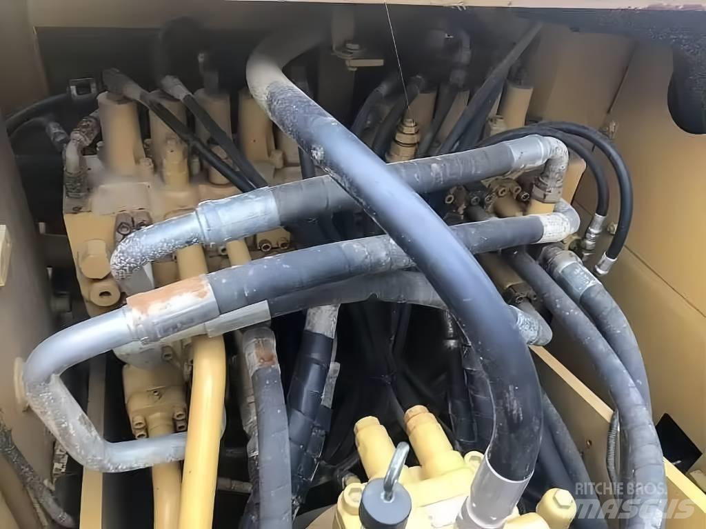 CAT 323 Bageri gusjeničari