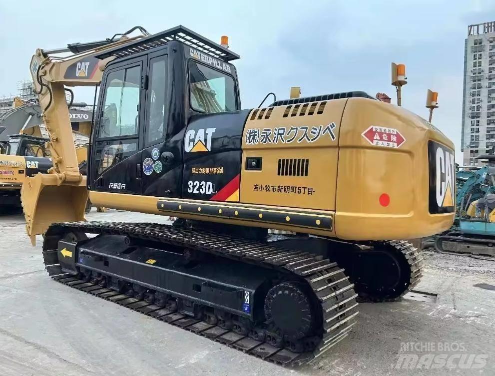 CAT 323 Bageri gusjeničari