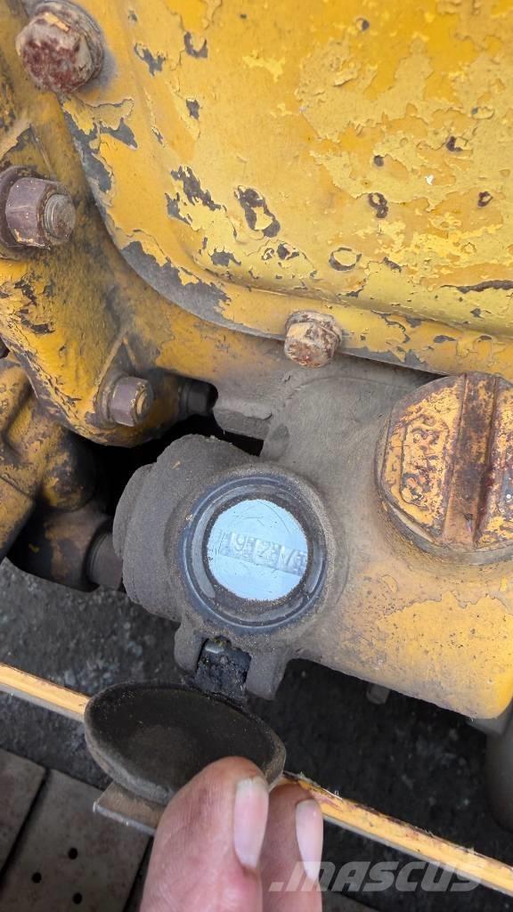 CAT D 2 Buldožeri gusjeničari