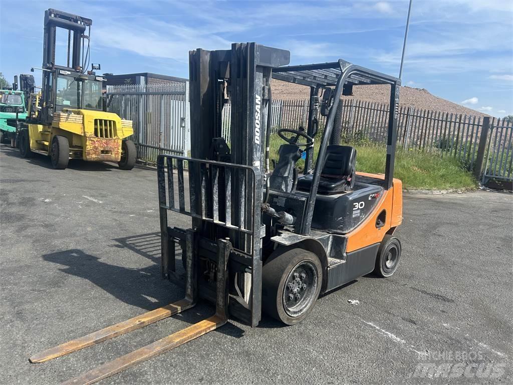 Doosan D30S-5 Dizelski viličari