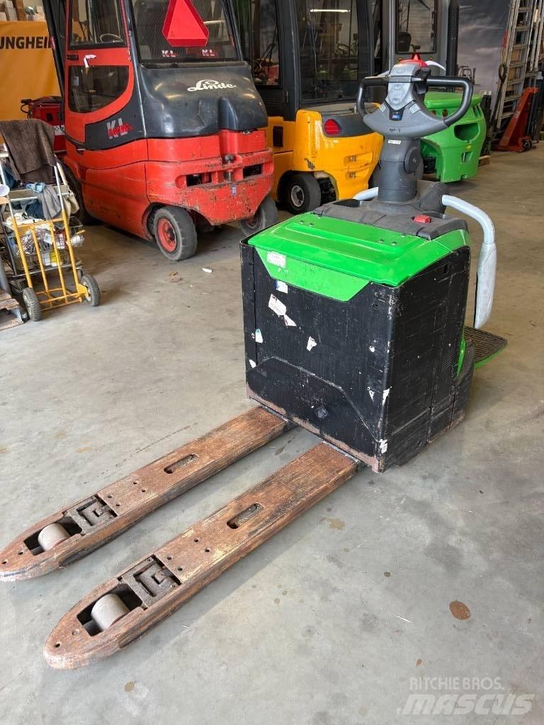 Cesab P322 Nisko podizni električni viličar sa platformu