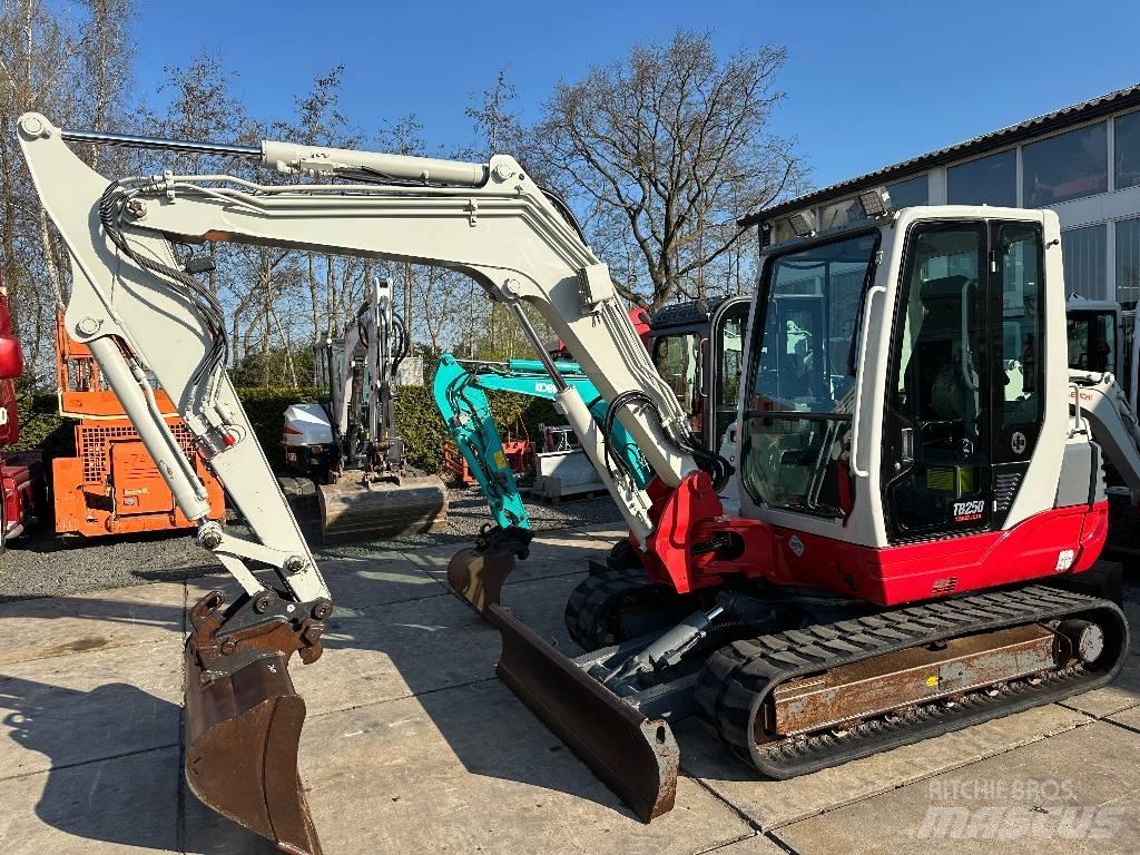 Takeuchi TB250 Mini bageri <7t
