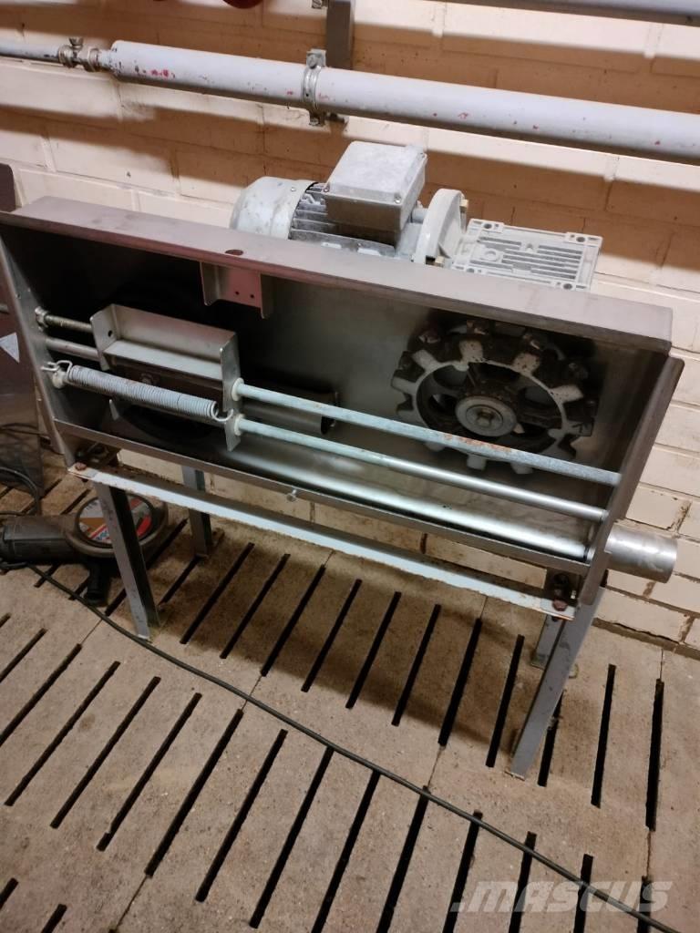 Pellon kuivaruokkija Hranilice za stoku